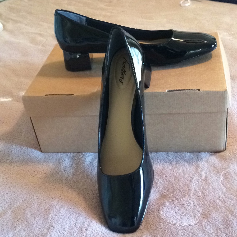 Trotters Black Patent Leather Shoes 10 1/2 Slim